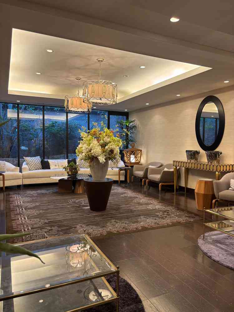 入り口近くのロビー。待合室とは別にここがあることで、はじめに参加者同士で挨拶等ができ緊張緩和できる。