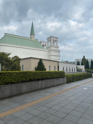 式場外観。周りにビルがないのが良かったです。電線も写真を撮る際に映らないようにしているそうです。