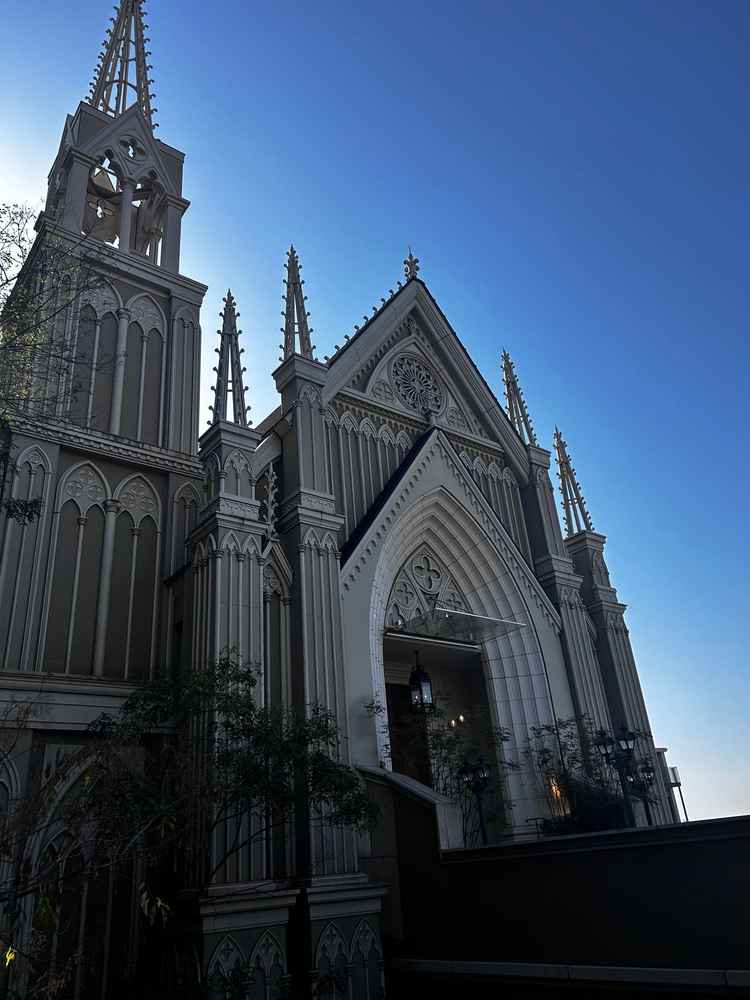 大聖堂のファサード。ゴシックの教会らしく、尖塔が青空に聳え立っています。