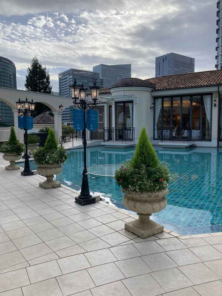 プールがある屋上の広場