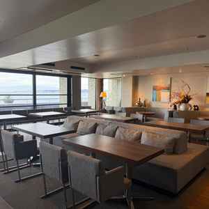 1階のゲストが待っているスペースはオープンキッチンもあり、海も見えて素敵です。