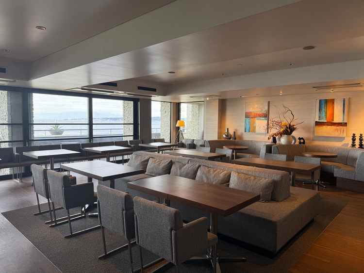 1階のゲストが待っているスペースはオープンキッチンもあり、海も見えて素敵です。