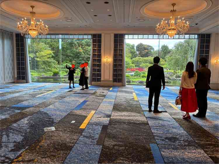 披露宴会場：鳳凰の間。東・中央・西の3つに仕切りで分けることができます。