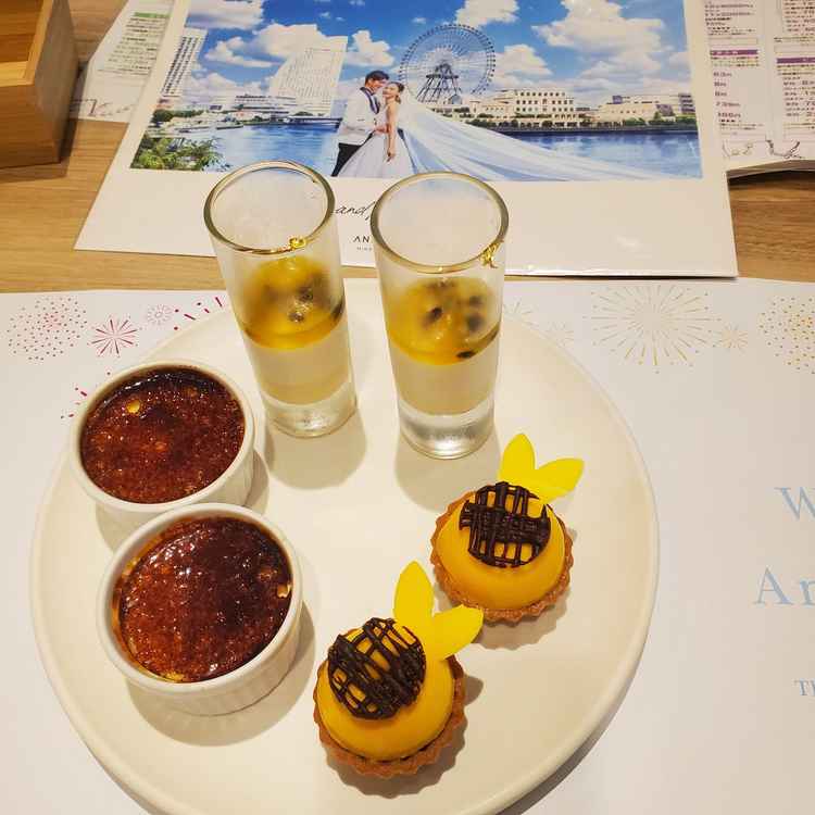 パンフレットとデザート