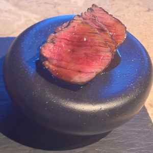 試食①。シェフが目の前で焼いてくださった牛肉をいただきました。柚子胡椒のソースが美味しく感動しました