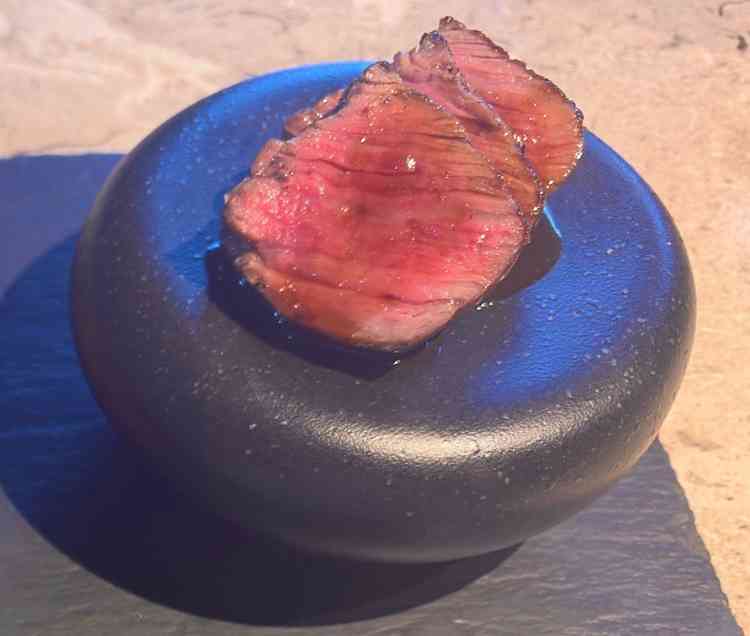 試食①。シェフが目の前で焼いてくださった牛肉をいただきました。柚子胡椒のソースが美味しく感動しました