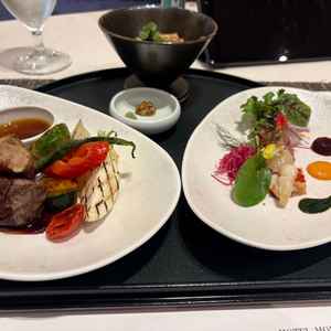 試食会で出た前菜、メイン肉料理、締めの出汁茶漬け。焼き穴子と雑穀の出汁茶漬けが特に美味しかった。