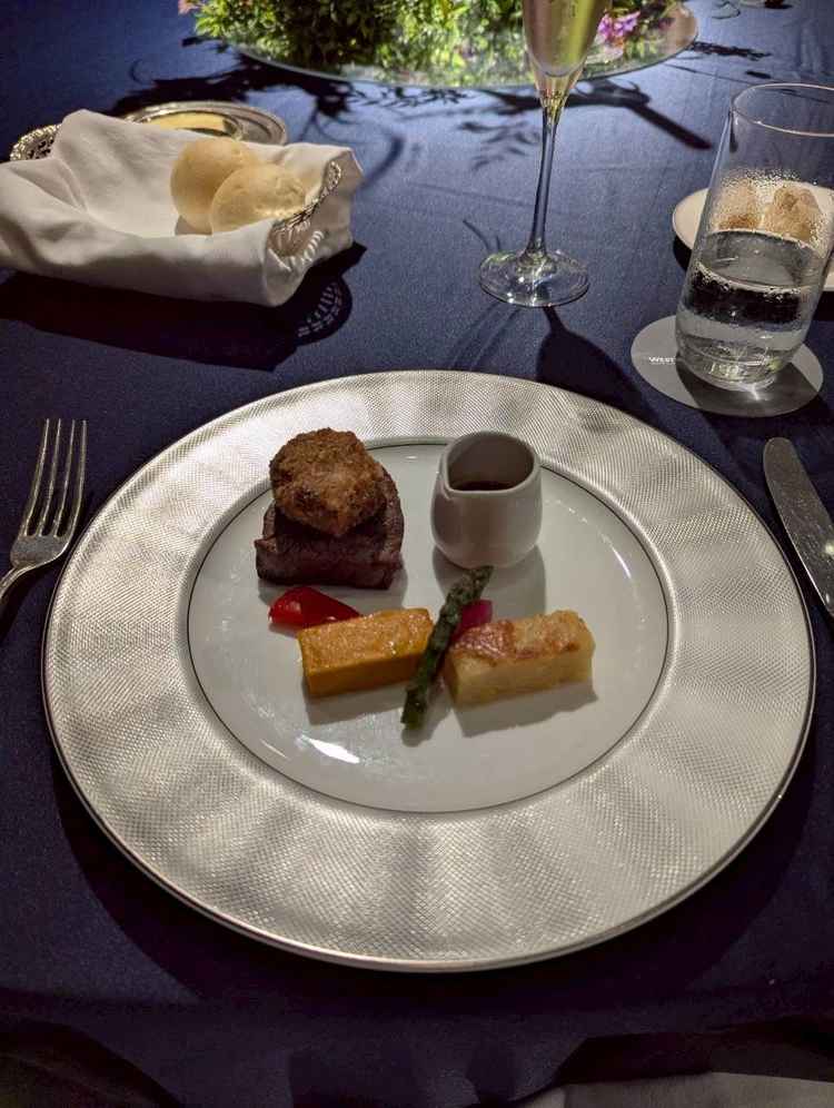 ロッシーニを試食させて頂いた。通常のロッシーニと違い、フォアグラのコロッケがお肉の上にのっていた。