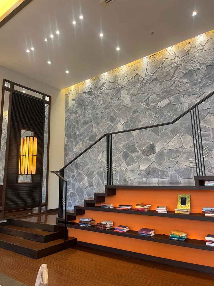 披露宴会場の目玉となる壁が石造りの階段。