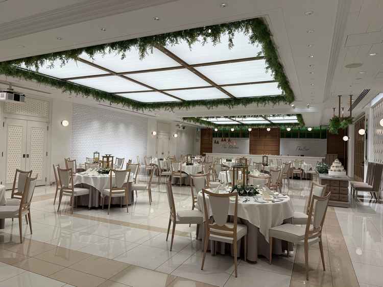 披露宴会場。オープンキッチンがあってゲストに楽しんでもらえそう。