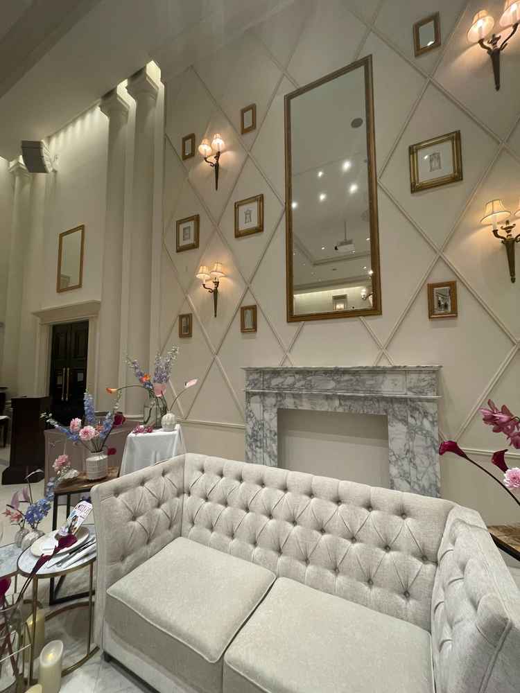 披露宴会場の新郎新婦席