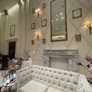 披露宴会場の新郎新婦席