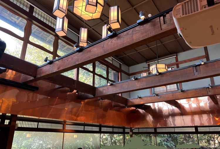 会場の天井が吹き抜けになっていて、とても高く窓からの自然光がよく入る部屋でした。庭の緑も素敵でした。