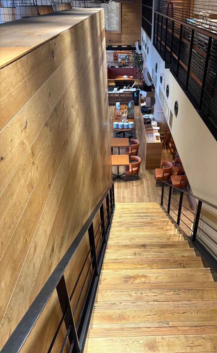 1Fと2Fを繋ぐ階段。ここから新郎新婦は入場します。