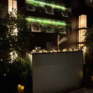 ウェルカムスペース。ビルインだからこそ、照明を落とし、夜のような幻想的な雰囲気を出せるのが魅力的。