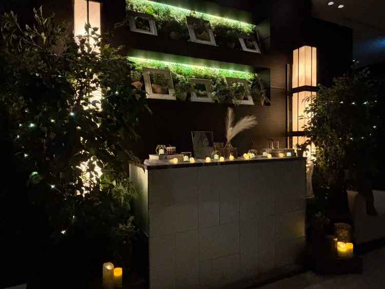 ウェルカムスペース。ビルインだからこそ、照明を落とし、夜のような幻想的な雰囲気を出せるのが魅力的。