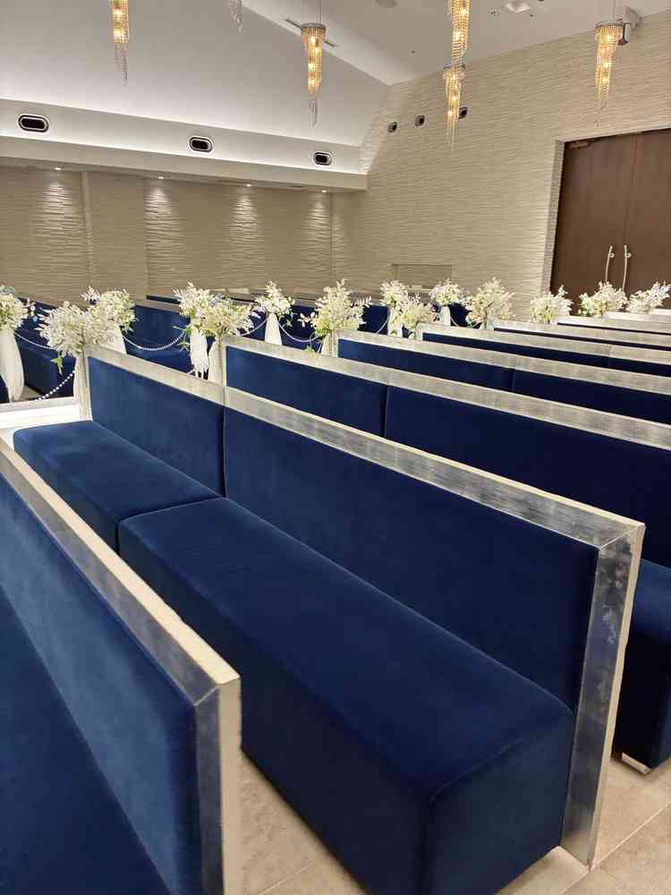 チャペルの参列者が座る椅子。ふかふかで長時間座っても疲れない設計になっていました。