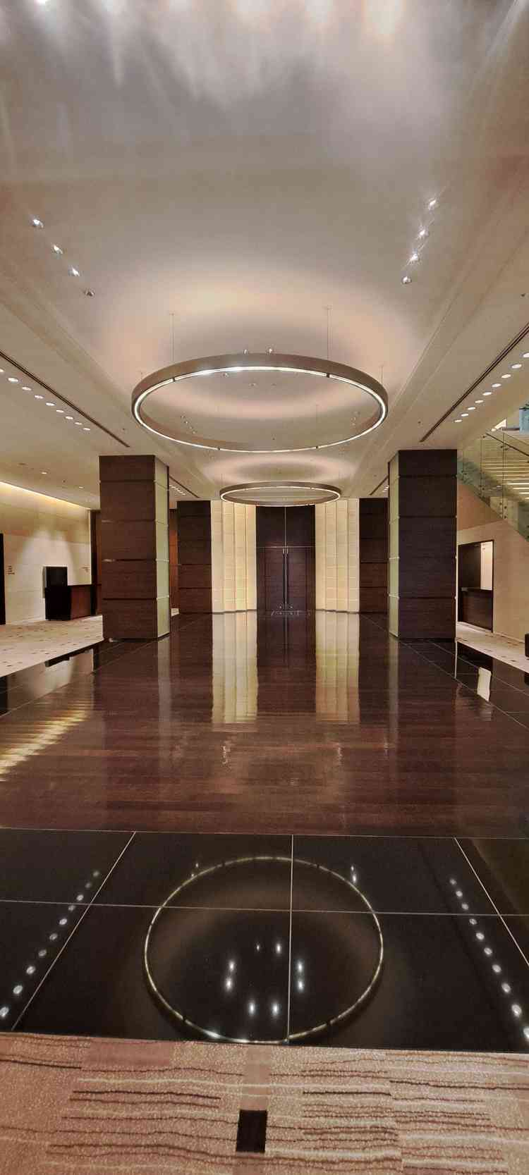 チャペルへの道の天井は結婚指輪をイメージしているとのこと。