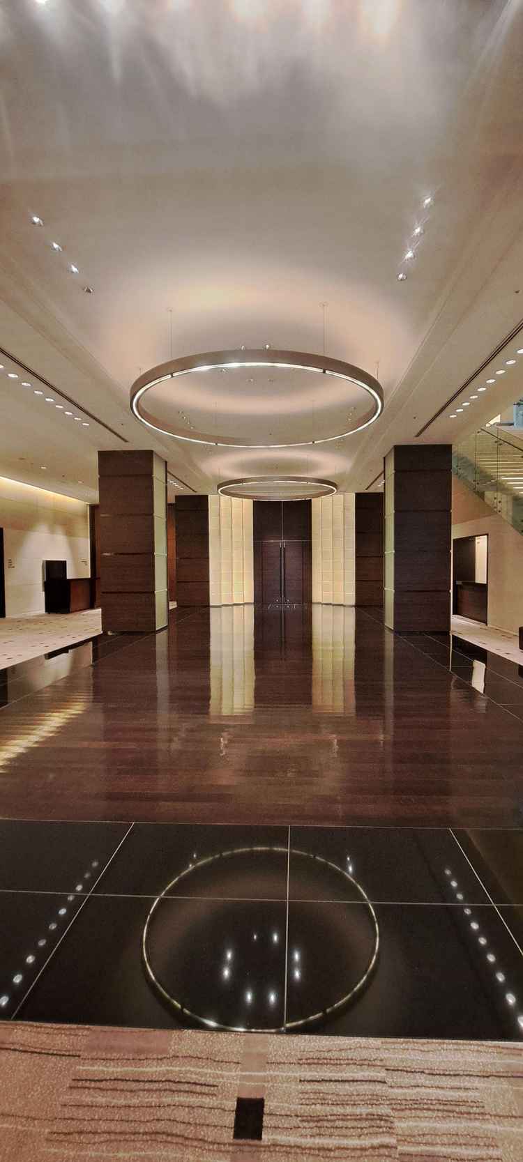 チャペルへの道の天井は結婚指輪をイメージしているとのこと。