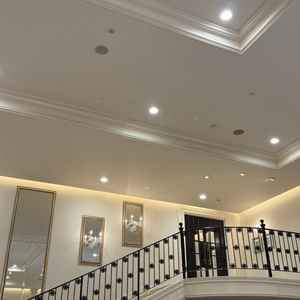 披露宴会場は天井が高く、2階へ続く階段が備わっている。この階段から新郎新婦が登場することも可能。