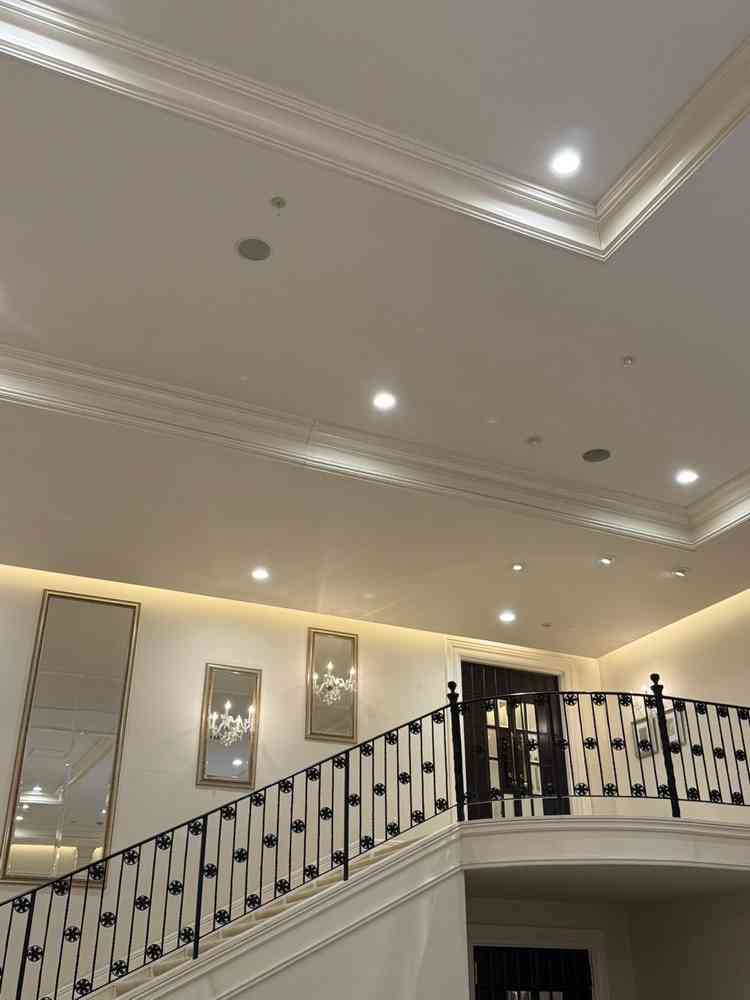 披露宴会場は天井が高く、2階へ続く階段が備わっている。この階段から新郎新婦が登場することも可能。