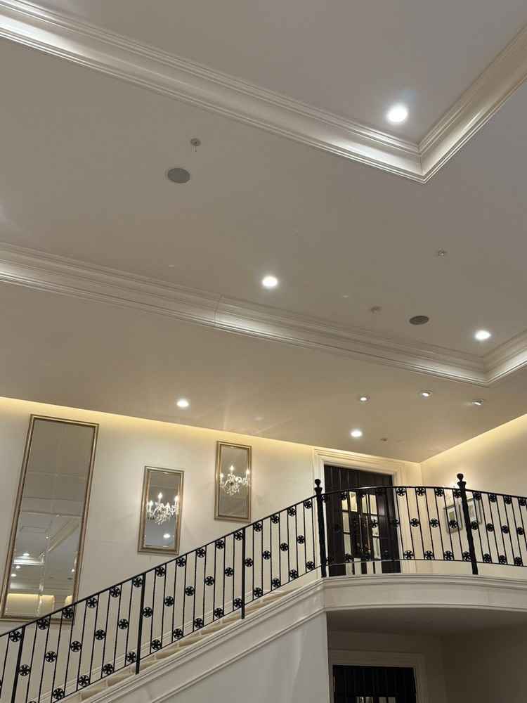 披露宴会場は天井が高く、2階へ続く階段が備わっている。この階段から新郎新婦が登場することも可能。