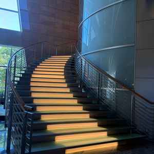 フォトスポットの螺旋階段。