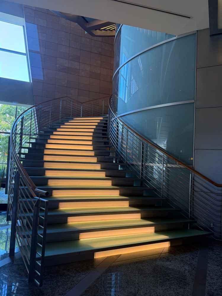 フォトスポットの螺旋階段。