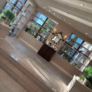 披露宴会場横のウェルカムパーティースペースでは、自分たちの好みに合わせてお酒やおつまみを用意できる！