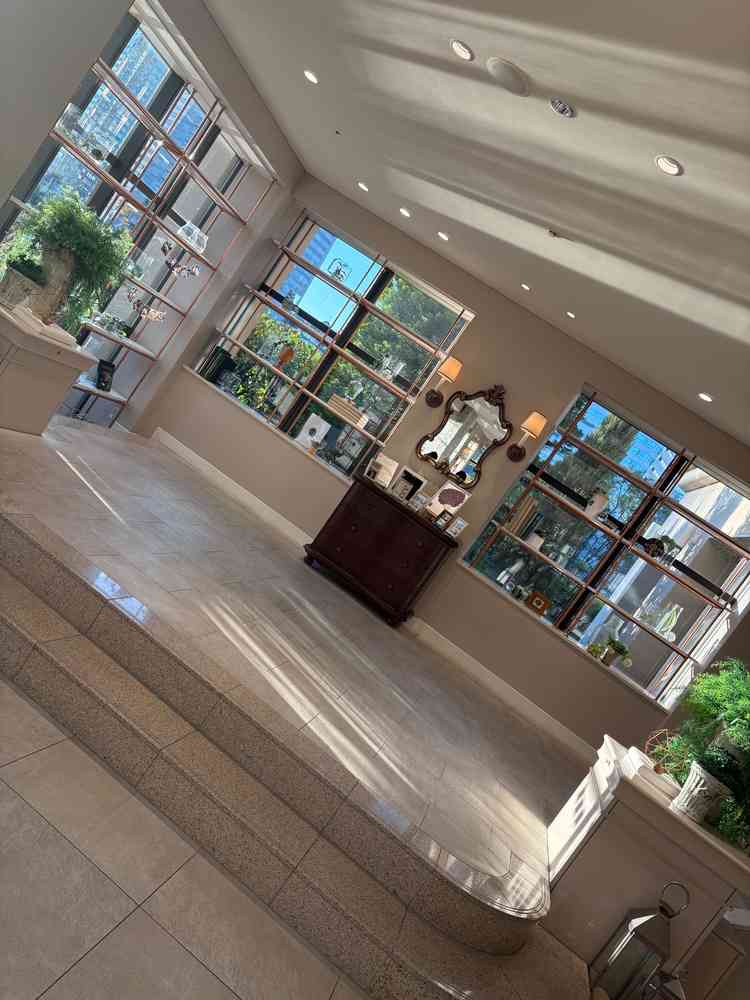 披露宴会場横のウェルカムパーティースペースでは、自分たちの好みに合わせてお酒やおつまみを用意できる！