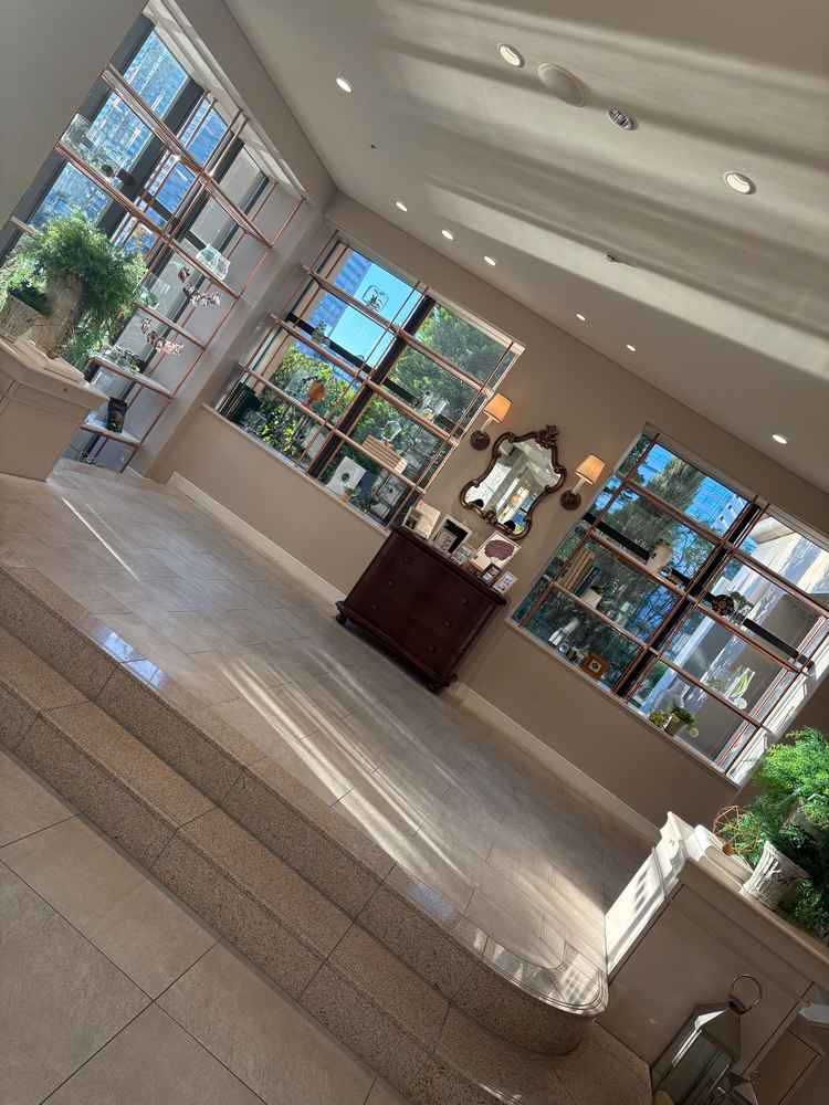 披露宴会場横のウェルカムパーティースペースでは、自分たちの好みに合わせてお酒やおつまみを用意できる！