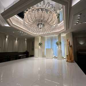 チャペルのシャンデリア。高さ的に写真に撮った時にシャンデリアも写るように設計されていて素敵でした！