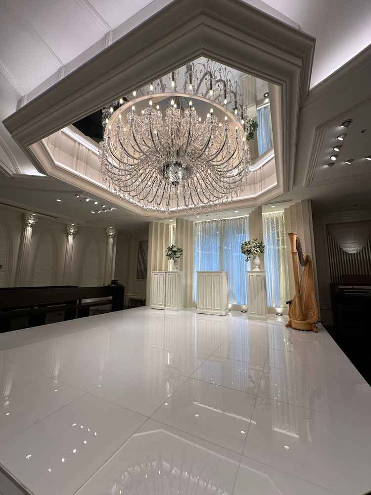 チャペルのシャンデリア。高さ的に写真に撮った時にシャンデリアも写るように設計されていて素敵でした！