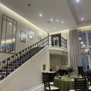 披露宴会場と階段の写真。ブライダルフェアでは階段からの登場演出を体験させて頂いた。