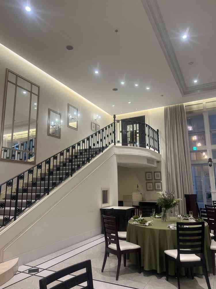 披露宴会場と階段の写真。ブライダルフェアでは階段からの登場演出を体験させて頂いた。