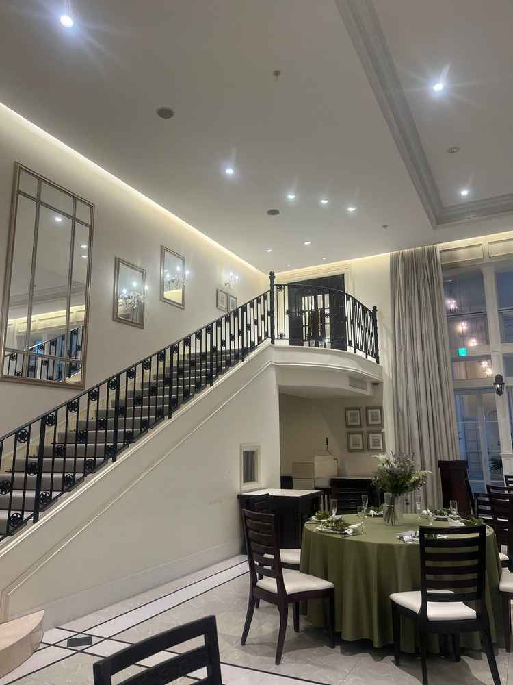 披露宴会場と階段の写真。ブライダルフェアでは階段からの登場演出を体験させて頂いた。