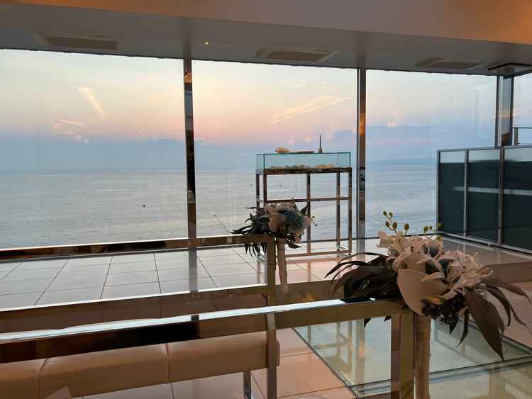 正面に海が見えるチャペル。ゲストが座った目線からは砂浜は見えず、2人が海に浮かんでいるような絵になる