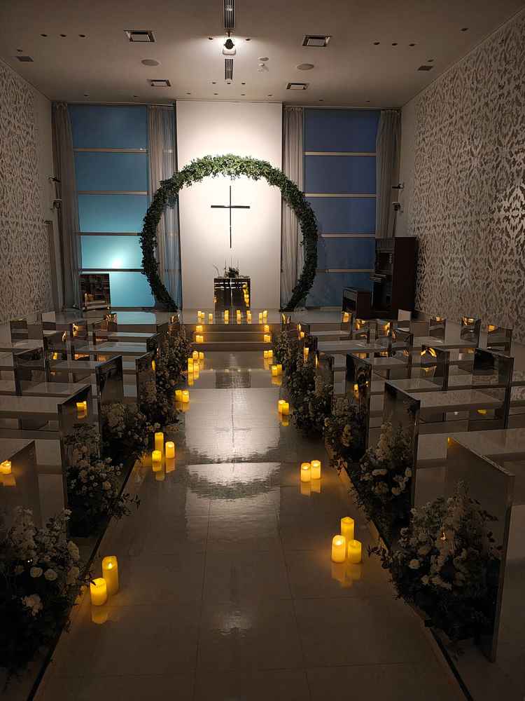 チャペルの雰囲気です。夜間にお伺いしましたが、とても幻想的な印象を受けました。椅子の側面が鏡張り