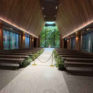 チャペル。天候に影響されない作り。