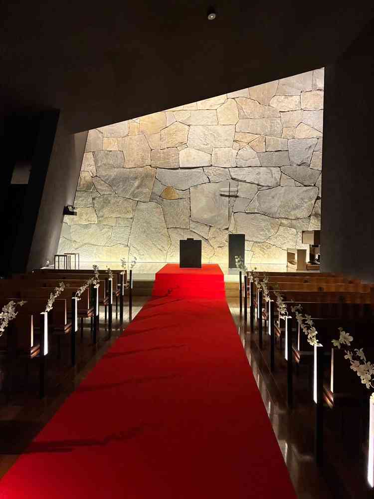 ザ・チャペルという感じと、厳かな雰囲気が素敵でした。天井が高いのも魅力だと思います。