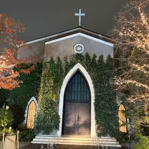 チャペルの入口。緑が感じられる。