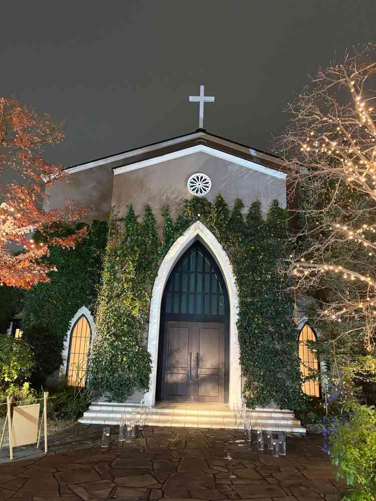 チャペルの入口。緑が感じられる。