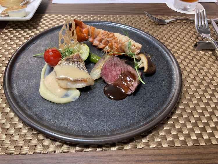 メイン料理の写真。魚の味付けが美味しかったです。