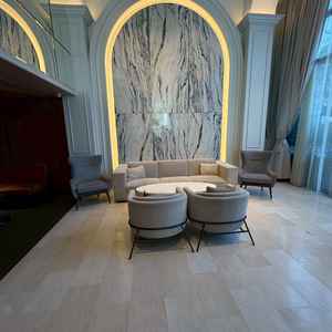 待合室はすこし下水の匂いがしていた。ただ、同線がよくゲストが迷う事なく、お酒を楽しめるのがいい！