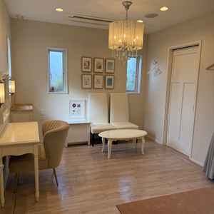 新郎新婦の待機室も小綺麗で、新婦側が新郎にドレス姿を内緒にできるカーテンの仕切りもありました。