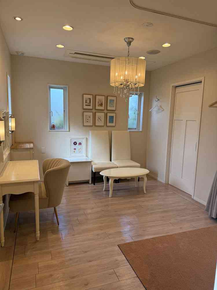 新郎新婦の待機室も小綺麗で、新婦側が新郎にドレス姿を内緒にできるカーテンの仕切りもありました。