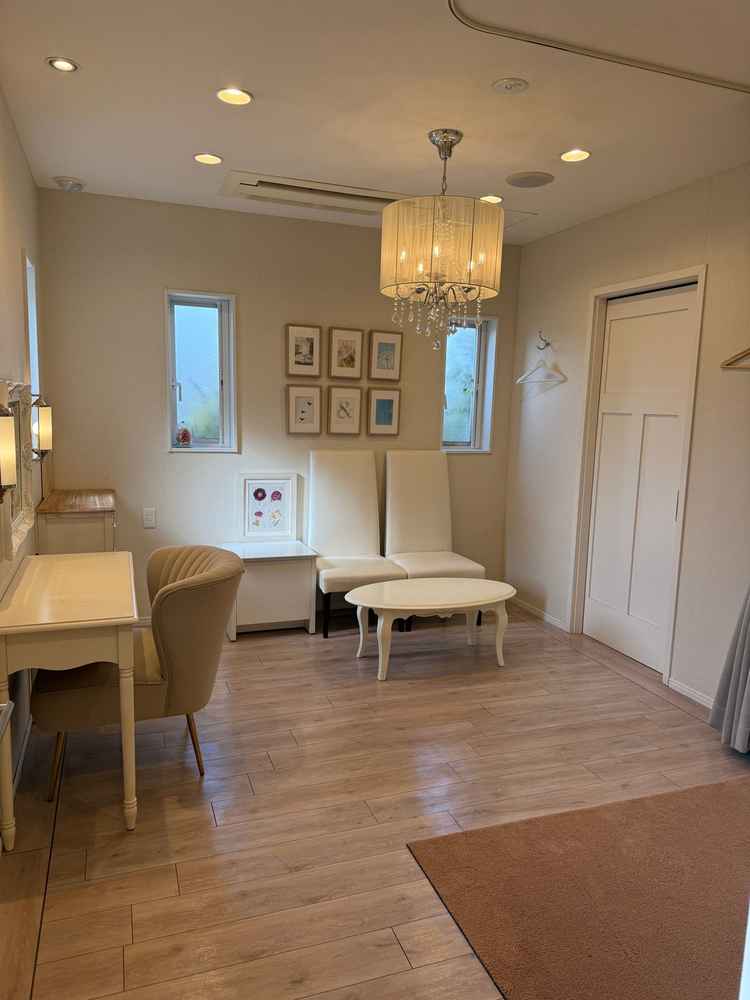 新郎新婦の待機室も小綺麗で、新婦側が新郎にドレス姿を内緒にできるカーテンの仕切りもありました。