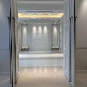 チャペルに入るまでの空間が広かった。写真に写っている扉から入り、右側にチャペルの入口。