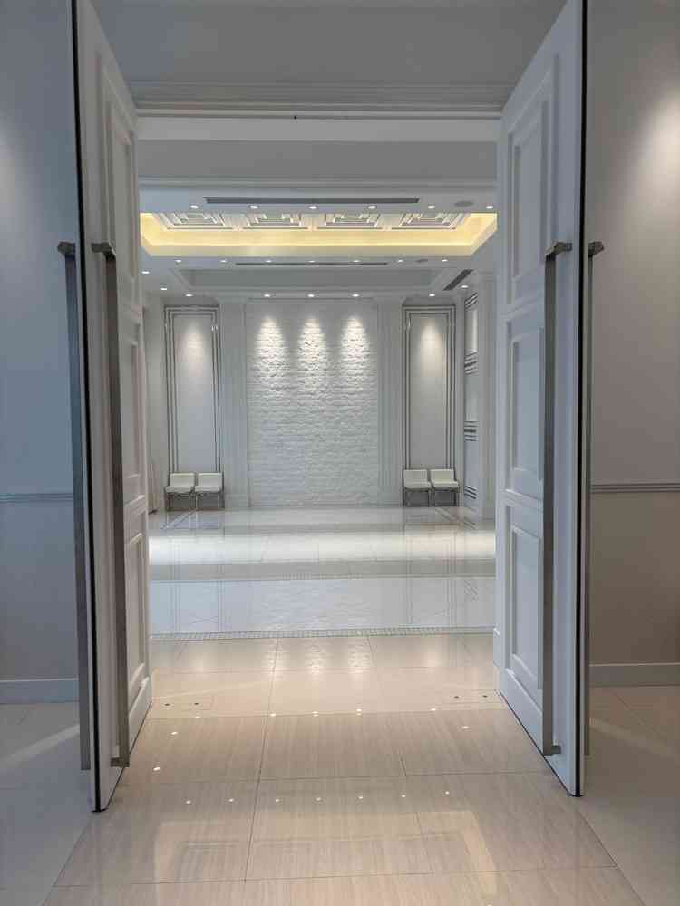 チャペルに入るまでの空間が広かった。写真に写っている扉から入り、右側にチャペルの入口。