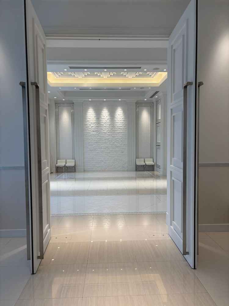 チャペルに入るまでの空間が広かった。写真に写っている扉から入り、右側にチャペルの入口。